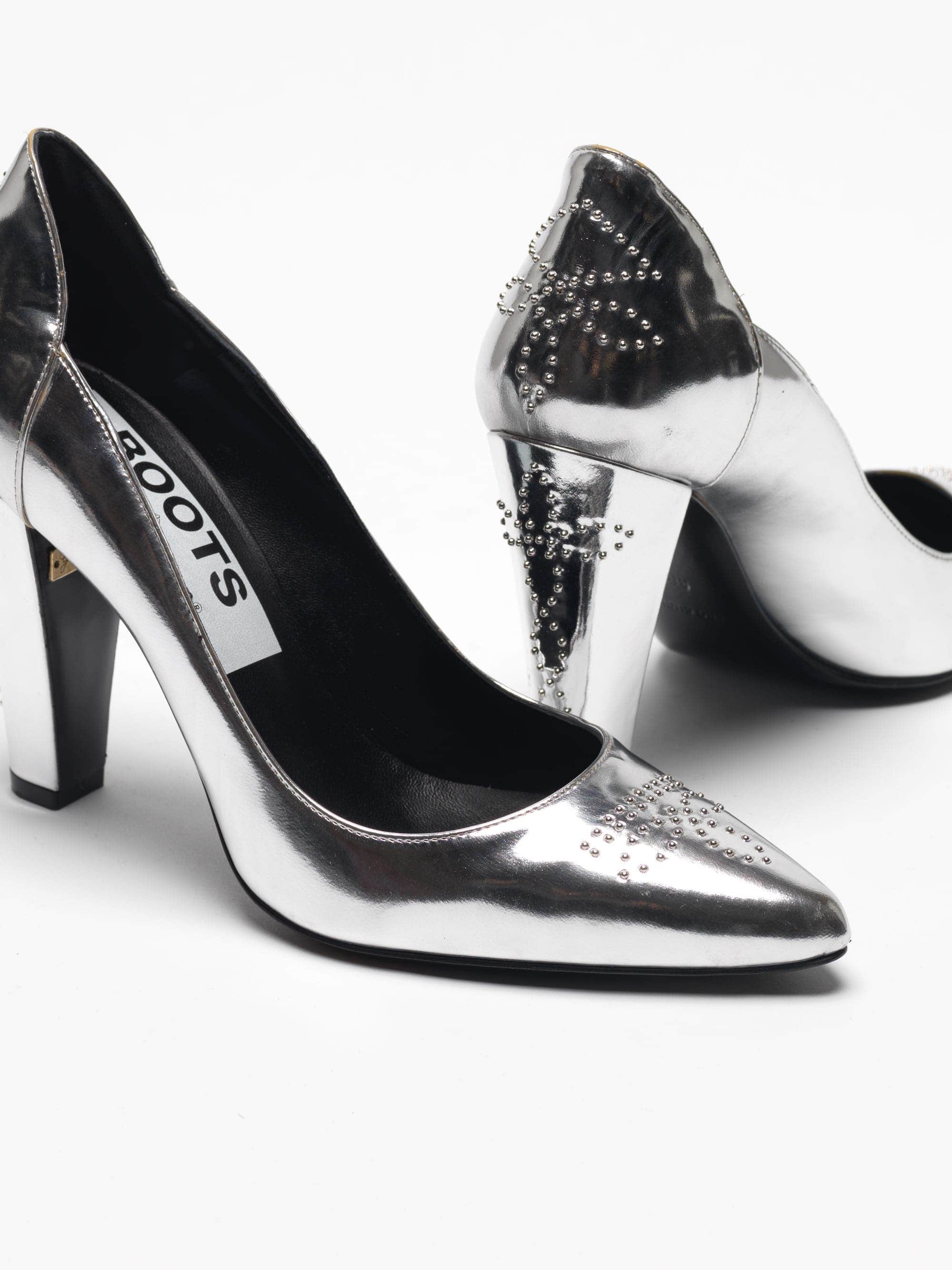 Women | Silver Mirror-Finish Gabrielle Pump with Studs - Image 7